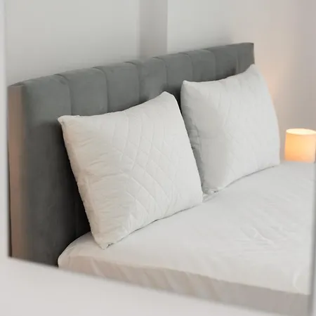 Bright Modern Seaview Apartment *